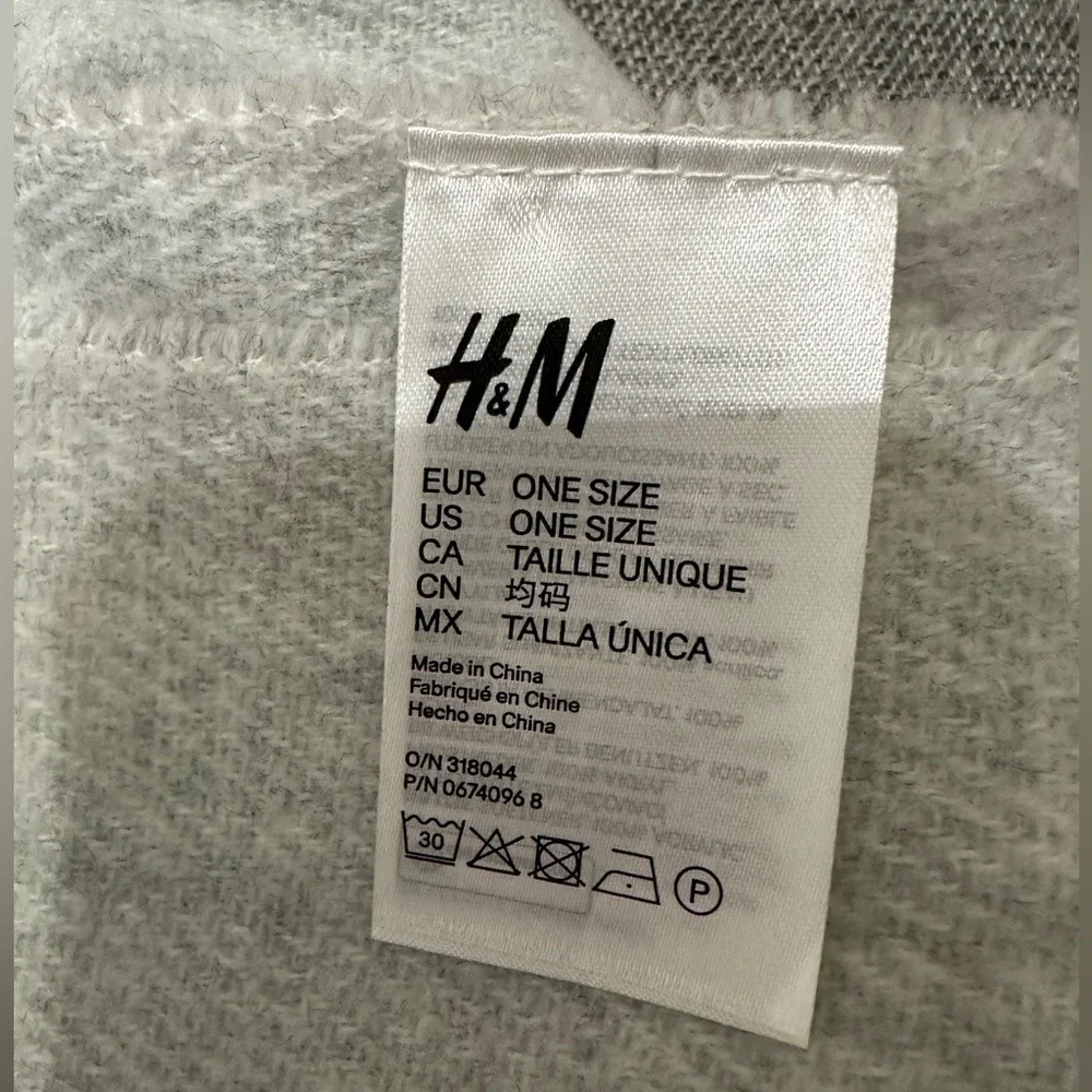 🧣 H & M super soft scarf light gray excellent.